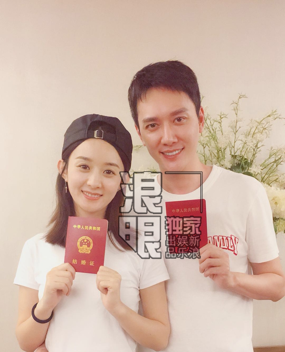 Sở hữu khối t&agrave;n sản khủng nhưng bộ đ&ocirc;i vẫn kh&aacute; giản dị, y&ecirc;u th&iacute;ch những mẫu &aacute;o thun c&oacute; gam m&agrave;u trung t&iacute;nh. D&ugrave; c&aacute;ch nhau 9 tuổi nhưng cặp đ&ocirc;i cả hai vẫn xứng đ&ocirc;i trong từng khung h&igrave;nh.