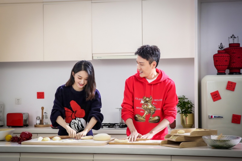 Thỉnh thoảng, cặp đ&ocirc;i cũng ph&aacute; c&aacute;ch trong những set đồ trẻ trung với c&aacute;c họa tiết hoạt h&igrave;nh quen thuộc như chuột Mickey, chuột Minnie, Tom & Jerry, chuột Mighty&hellip;