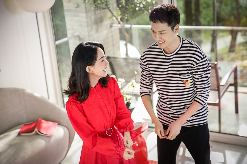 Theo đuổi phong c&aacute;ch thời trang thanh lịch v&agrave; trưởng th&agrave;nh n&ecirc;n cả Triệu Lệ Dĩnh v&agrave; Ph&ugrave;ng Thiệu Phong thường lựa chọn những mẫu trang phục k&iacute;n đ&aacute;o, kh&ocirc;ng qu&aacute; cầu kỳ về chi tiết, m&agrave; ch&uacute; trọng v&agrave;o sự thoải m&aacute;i khi di chuyển.