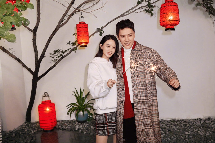 Trước khi ly h&ocirc;n, cả hai c&ograve;n từng l&agrave; gương mặt quảng c&aacute;o thời trang đ&ocirc;i của H&M. N&ecirc;n sau khi tin tức Triệu Lệ Dĩnh v&agrave; Ph&ugrave;ng Thiệu Phog đường ai nấy đi, từ kh&oacute;a H&M bỗng hot tr&ecirc;n mạng, do hầu hết c&aacute;c cặp đ&ocirc;i từng quảng c&aacute;o cho thương hiệu thời trang n&agrave;y như Ch&acirc;u Tấn - Cao Th&aacute;nh Viễn, Phạm Băng Băng - L&yacute; Thần đều lần lượt tuy&ecirc;n bố chia tay.