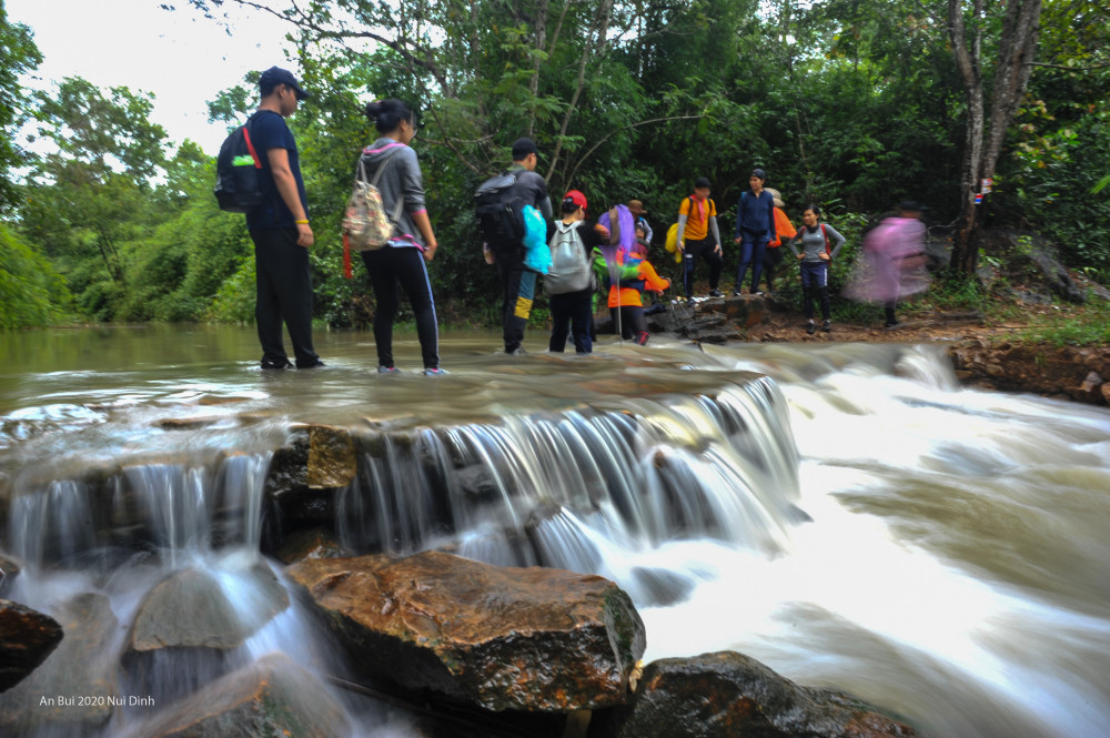 N&uacute;i Dinh (B&agrave; Rịa - Vũng T&agrave;u) cao 500m, thuộc c&aacute;c x&atilde; T&acirc;n Hải, T&acirc;n H&ograve;a, Ch&acirc;u Pha, phường Phước H&ograve;a (TX. Ph&uacute; Mỹ) v&agrave; một phần phường Long Hương (TP. B&agrave; Rịa), từ l&acirc;u l&agrave; địa điểm chạy bộ y&ecirc;u th&iacute;ch của người d&acirc;n địa phương.