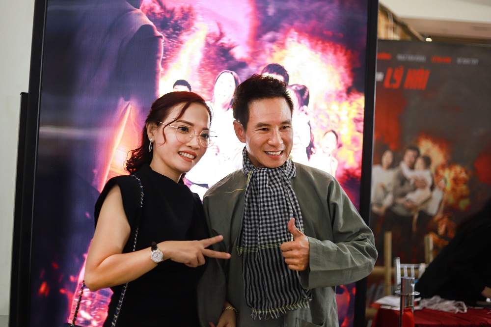 Đạo diễn Lý Hải và chị Lý Thanh Phong - đại diện đơn vị THADAN 3DX GLOBAL - đơn vị sản xuất poster 3D cho buổi ra mắt Lật mặt: 48H. Ảnh: THADAN 3DX GLOBAL