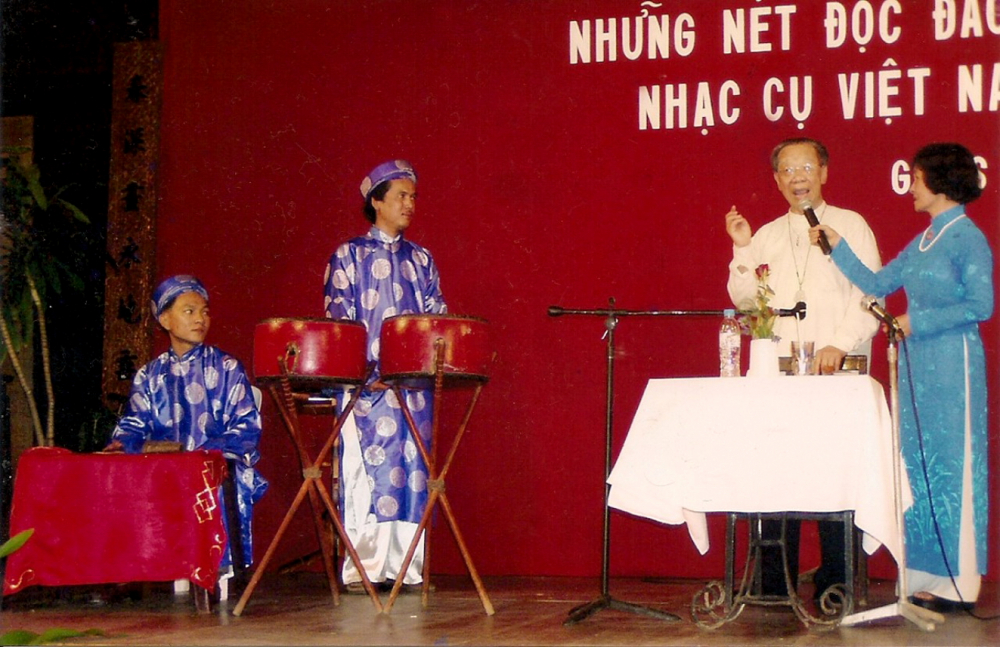 Kỷ niệm tr&ecirc;n s&acirc;n khấu c&ugrave;ng gi&aacute;o sư Trần Văn Kh&ecirc;