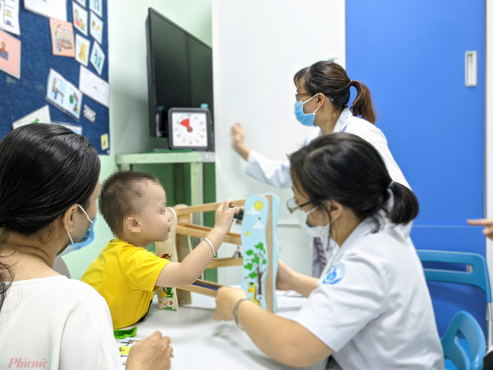 Bé M.K. đang được can thiệp bằng âm ngữ trị liệu tại Bệnh viện Nhi Đồng 1 (TPHCM)