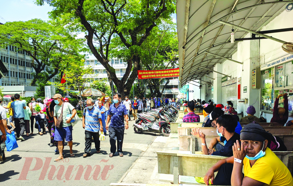 Bệnh nh&acirc;n đến kh&aacute;m v&agrave; điều trị tại Bệnh viện Ung Bướu TP.HCM ng&agrave;y 12/4/2021