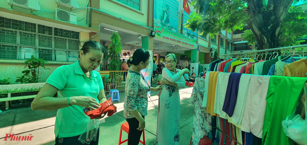 Khu vực tặng &aacute;o d&agrave;i miễn ph&iacute;, nhiều chị em đ&atilde; đến lựa chọn cho m&igrave;nh những bộ &aacute;o d&agrave;i ưng &yacute; 