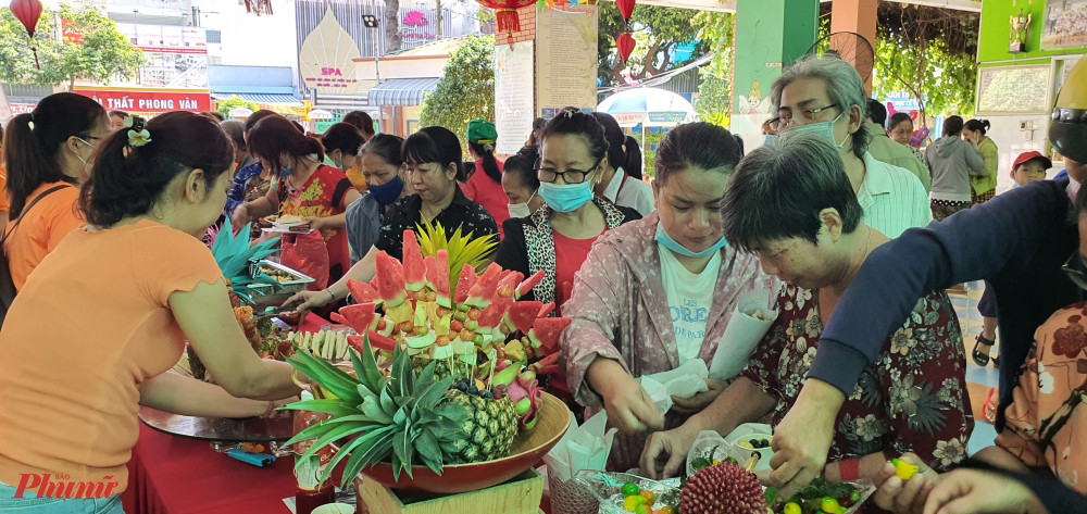 Thưởng thức m&oacute;n ăn tại quầy ẩm thực 