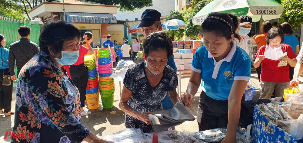Hội vi&ecirc;n phụ nữ tham quan mua sắm tại c&aacute;c gian h&agrave;ng