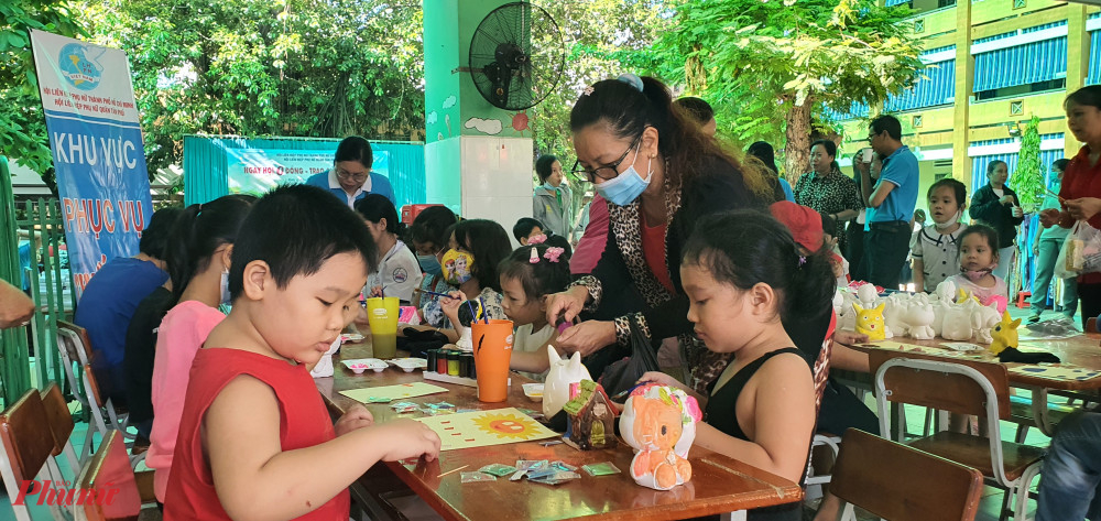 khu vực t&ocirc; tượng, t&ocirc; tranh c&aacute;t cho trẻ em 