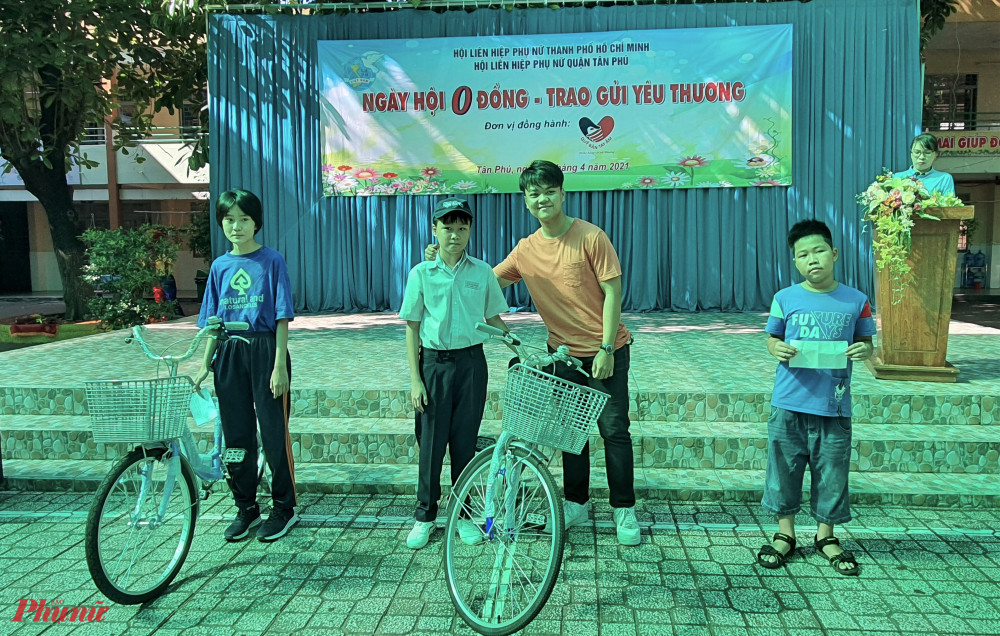 Hội LHPN quận T&acirc;n Ph&uacute; vận động v&agrave; tặng 3 phương tiện đến trường cho học sinh kh&oacute; khăn 