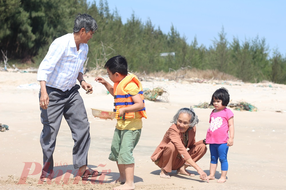 Người đia phương sẽ tư vấn được gi&uacute;p bạn những điểm tham quan của qu&ecirc; hương họ. Ảnh: Huỳnh Hằng
