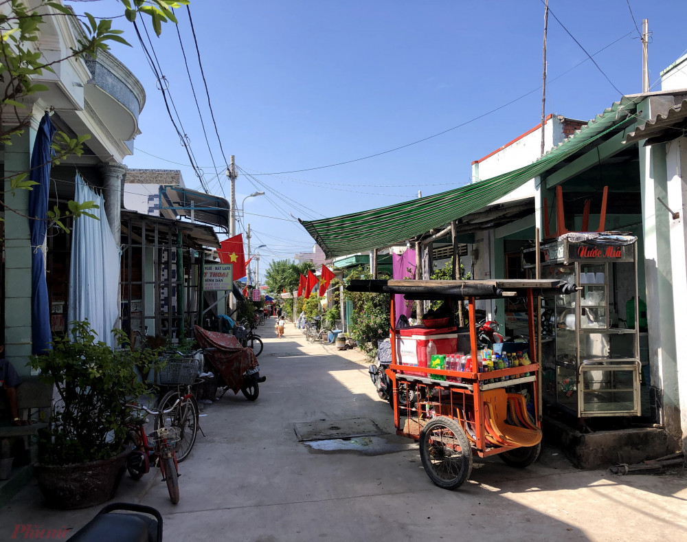 Trước đ&acirc;y, mỗi khi đ&ecirc;m xuống, người d&acirc;n ở Thạnh An phải thắp s&aacute;ng nhờ đ&egrave;n dầu. Kh&ocirc;ng c&oacute; điện, người d&acirc;n sinh sống nhờ v&agrave;o nghề l&agrave;m muối, đ&aacute;nh bắt, nu&ocirc;i trồng thuỷ sản bằng phương ph&aacute;p thủ c&ocirc;ng, kh&ocirc;ng mang lại hiệu quả cao, cuộc sống thiếu thốn. Năm 2015, lưới điện được k&eacute;o về Thạnh An, cuộc sống người d&acirc;n nơi đ&acirc;y đ&atilde; thay đổi.