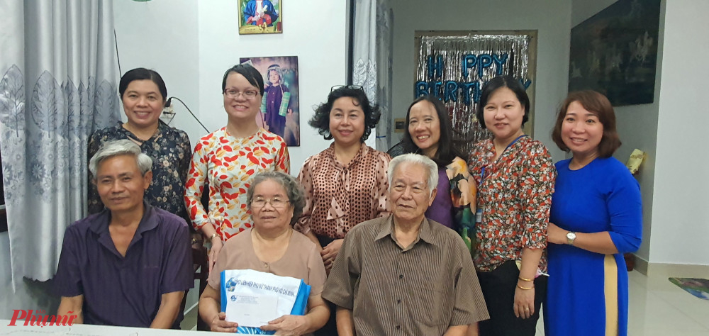 Đo&agrave;n đến thăm v&agrave; chụp h&igrave;nh lưu niệm c&ugrave;ng gia đ&igrave;nh ch&uacute; Nguyễn Văn Niệm 