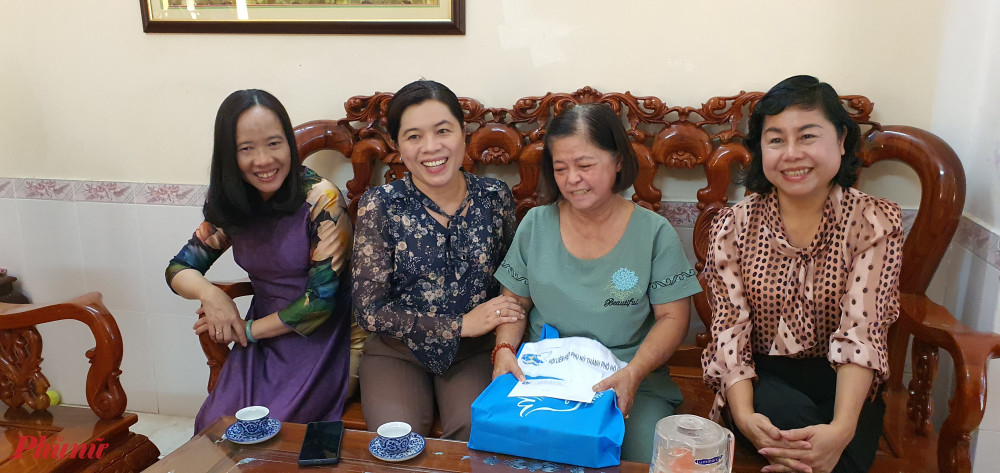 Đo&agrave;n tiếp tục đến thăm gia đ&igrave;nh Anh h&ugrave;ng lực lượng vũ trang Nh&acirc;n d&acirc;n Nguyễn Thị Oanh 