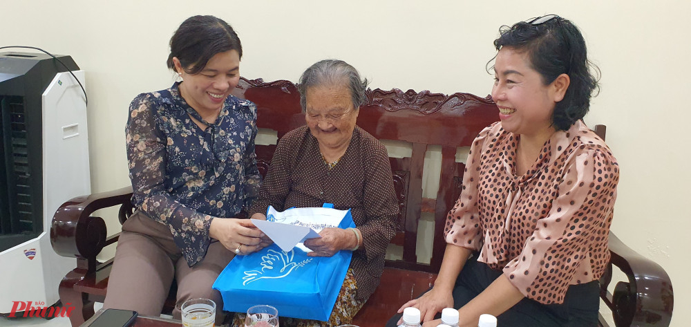 Đo&agrave;n đến thăm, tặng qu&agrave; nh&acirc;n kỷ niệm 30/4 đến Mẹ Nguyễn Thị Ở 