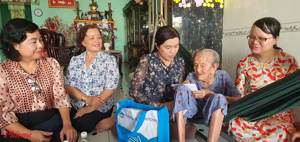 Đo&agrave;n đến thăm v&agrave; ch&uacute;c sức khỏe Mẹ L&ecirc; Thị Hồ