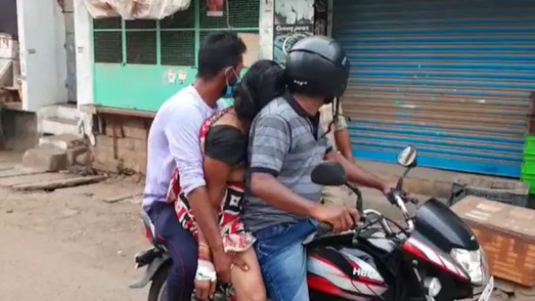 Kh&ocirc;ng t&igrave;m được xe cứu thương, con trai v&agrave; con rể của một người phụ nữ vừa qua đời v&igrave; COVID-19 tại bang Andhra Pradesh buộc phải d&ugrave;ng xe m&aacute;y chở thi thể của mẹ họ đi hỏa t&aacute;ng 