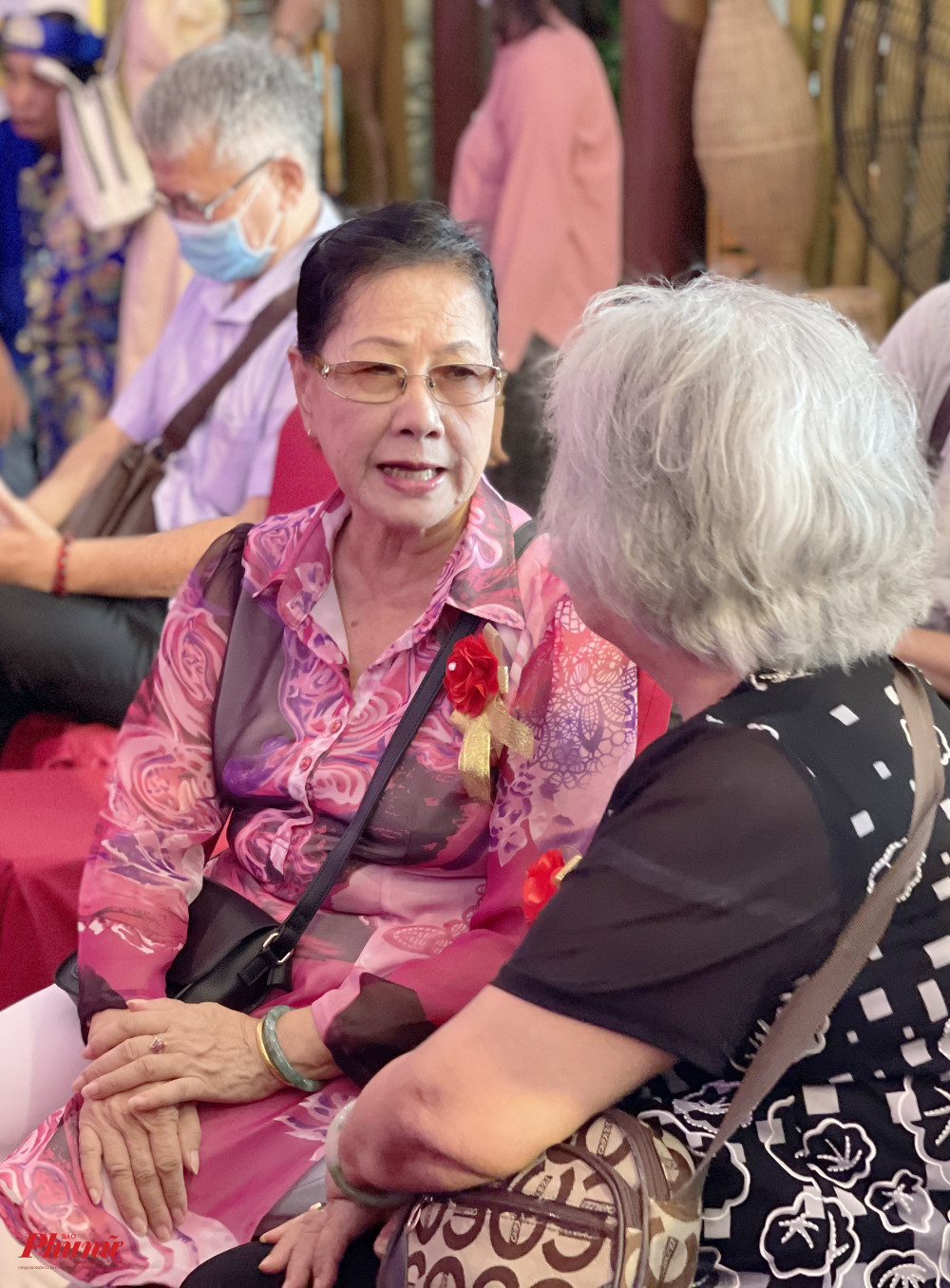 NSND Thanh Vy hội ngộ đồng nghiệp trong buổi kh&aacute;nh th&agrave;nh ph&ograve;ng truyền thống của nh&agrave; h&aacute;t Trần Hữu Trang v&agrave;o s&aacute;ng 29/4