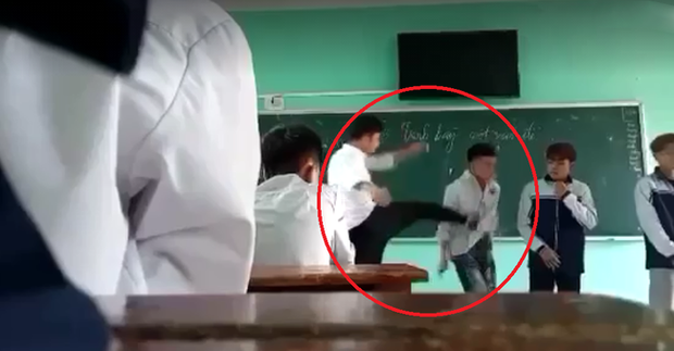 Thầu gi&aacute;o đ&aacute; thẳng ngực nam sinh &aacute;o trắng khiến em n&agrave;y ng&atilde; ngửa ra sau
