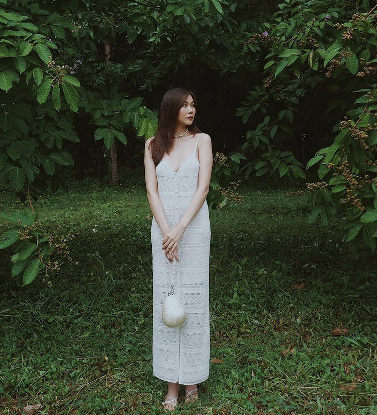 Ở một set đồ kh&aacute;c, Thanh Hằng chọn mốt v&aacute;y len m&oacute;c khoe d&aacute;ng đầy tinh tế v&agrave; kết hợp c&ugrave;ng phụ kiện