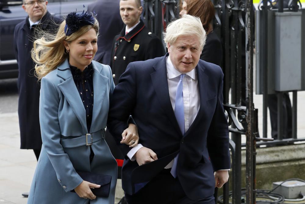 Thủ tướng Anh Boris Johnson v&agrave; đối t&aacute;c của &ocirc;ng Carrie Symonds đến để tham dự lễ kỷ niệm Ng&agrave;y thịnh vượng chung h&agrave;ng năm tại Tu viện Westminster ở London.