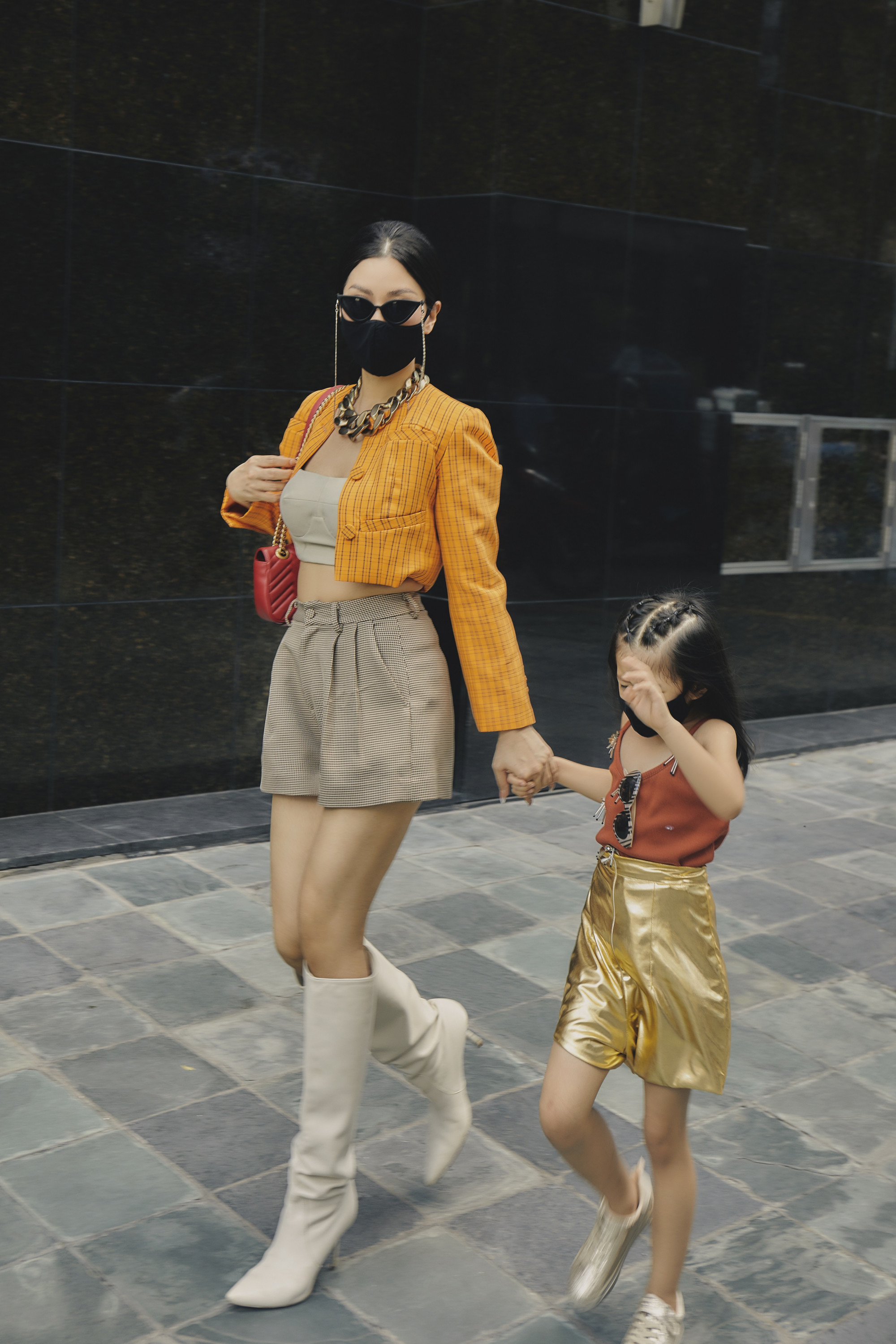 Quần short, crop top c&ugrave;ng &aacute;o kho&aacute;c được Diễm Trang kết hợp h&agrave;i ho&agrave; về m&agrave;u sắc, c&oacute; gam lạnh, cũng c&oacute; m&agrave;u n&oacute;ng nổi bật. 