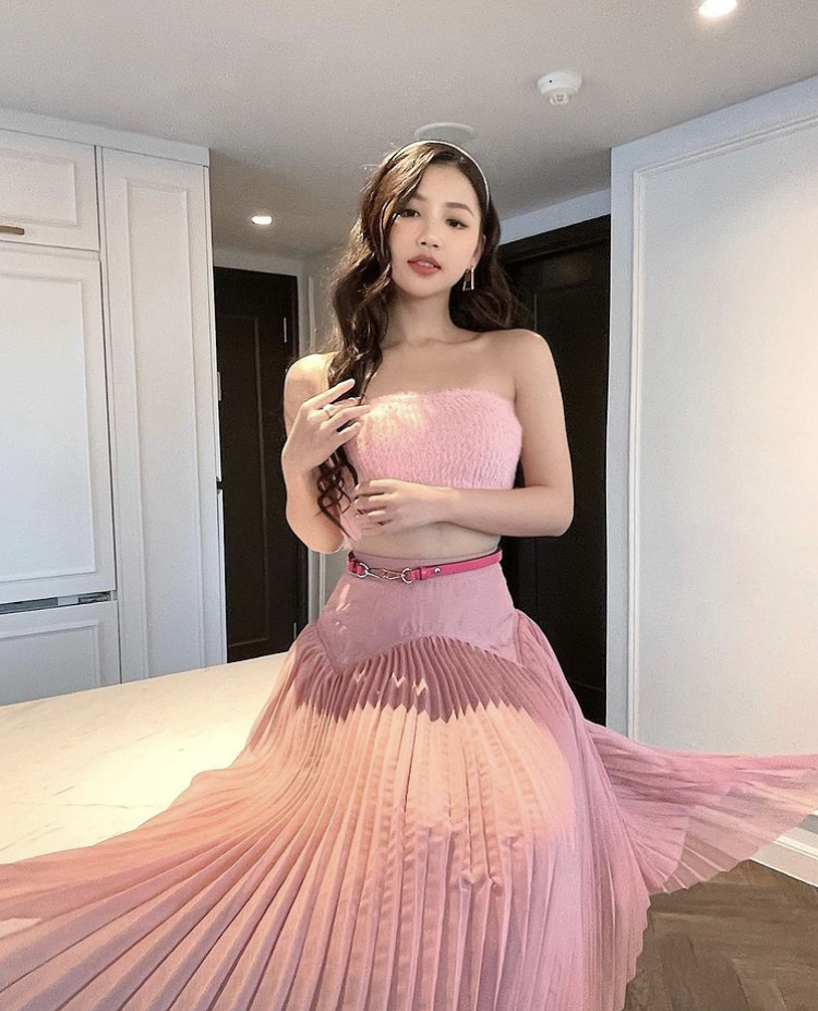 Amee ho&aacute; n&agrave;ng c&ocirc;ng ch&uacute;a ki&ecirc;u sa với mốt &aacute;o ctoptop b&eacute; x&iacute;u phối c&ugrave;ng ch&acirc;n v&aacute;y xo&egrave; xếp ly bồng bềnh sắc hồng điệu đ&agrave;.
