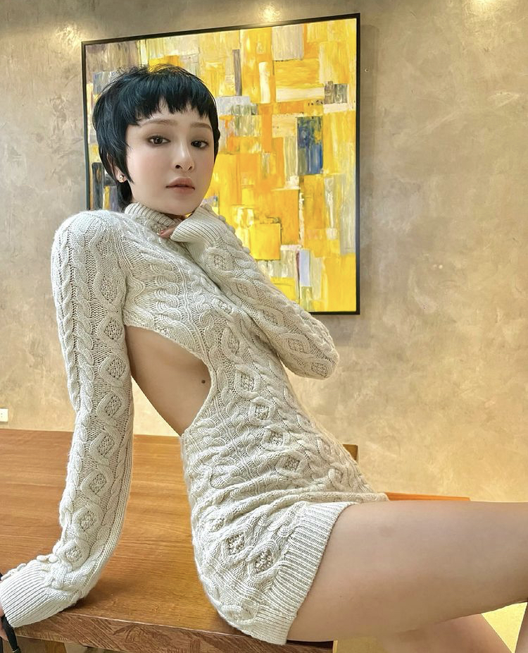 Hiền Hồ mặc v&aacute;y len cắt kho&eacute;t t&aacute;o bạo khoe ch&acirc;n thon v&agrave; v&ograve;ng 1 đầy đặn. Dường như nữ ca sĩ chọn g&oacute;c bếp để tạo d&aacute;ng khi phải ở nh&agrave; m&ugrave;a gi&atilde;n c&aacute;ch