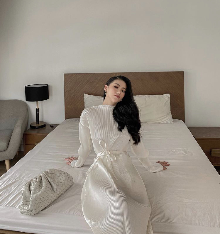 Hoa hậu Phương Kh&aacute;nh mặc chiếc đầm trắng tay phồng, chiết eo thanh lịch, trang điểm v&agrave; l&agrave;m t&oacute;c kĩ lưỡng d&ugrave; chỉ chụp ảnh tr&ecirc;n giường khi ở nh&agrave; tr&aacute;nh dịch.