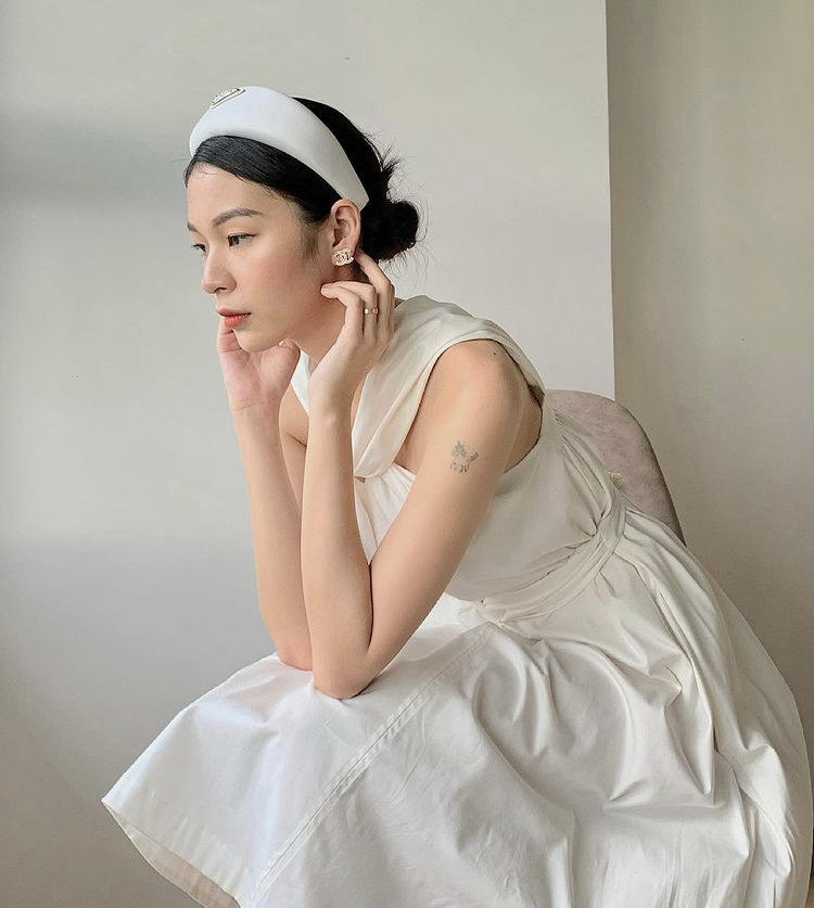 Ph&iacute; Phương Anh diện chiếc đầm với thiết kế cut-out phần vai gợi cảm. C&ocirc; n&agrave;ng c&ograve;n phối th&ecirc;m băng đ&ocirc; khi b&uacute;i t&oacute;c l&ecirc;n t&oacute;c để phong c&aacute;ch th&ecirc;m phần cổ điển.