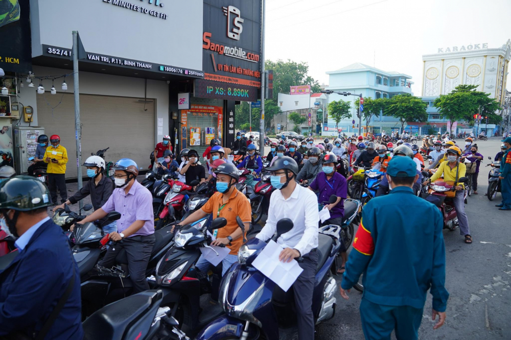 D&ograve;ng xe k&eacute;o d&agrave;i khoảng 100m, xe m&aacute;y, &ocirc; t&ocirc; c&ugrave;ng xếp h&agrave;ng chờ qua chốt - Ảnh: TNO