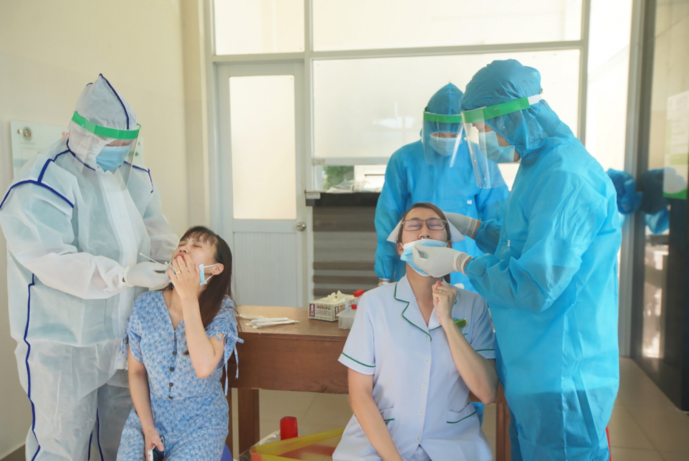 Lấy mẫu x&eacute;t nghiệm COVID-19 tại Bệnh viện L&ecirc; Văn Thịnh. Nơi đ&acirc;y sẽ &aacute;p dụng test nhanh kh&aacute;ng nguy&ecirc;n