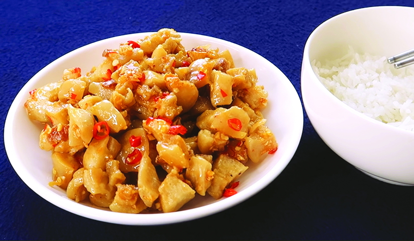 Vị ngon của cơm n&oacute;ng ăn c&ugrave;ng t&oacute;p mỡ xối nước mắm ớt tỏi chẳng b&uacute;t mực n&agrave;o tả xiết