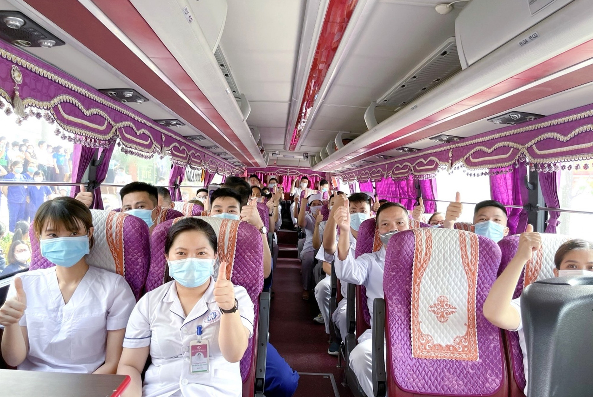 84 b&aacute;c sỹ, dược sỹ, điều dưỡng, kỹ thuật vi&ecirc;n l&ecirc;n đường &ldquo;chia lửa&rdquo; c&ugrave;ng c&aacute;c đồng nghiệp trong điều trị bệnh nh&acirc;n COVID-19 tại t&acirc;m dịch Bắc Giang.