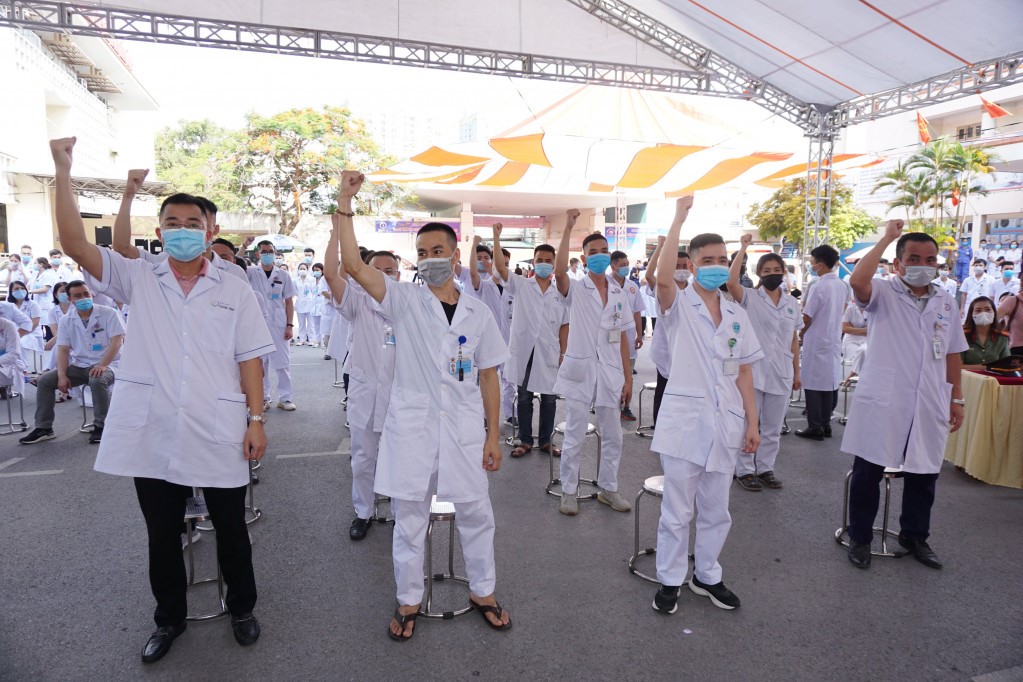 20 c&aacute;n bộ, y, b&aacute;c sĩ (6 b&aacute;c sĩ, 12 điều dưỡng, 2 kỹ thuật vi&ecirc;n x&eacute;t nghiệm) của tỉnh Quảng Ninh l&ecirc;n đường chi viện Bắc Giang.