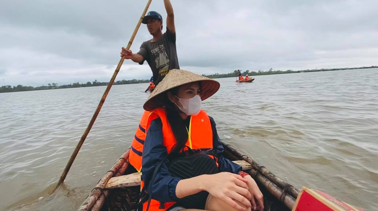 H&igrave;nh ảnh Thuỷ Ti&ecirc;n từ thiện tại miền Trung đợt lũ lụt năm 2020.