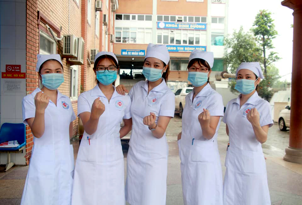 Một ng&agrave;y sau lời k&ecirc;u gọi của Sở Y tế Nghệ An, 164 b&aacute;c sĩ, điều dưỡng v&agrave; nh&acirc;n vi&ecirc;n y tế Bệnh viện 115 Nghệ An đ&atilde; đăng k&yacute; l&ecirc;n đường chi viện cho Bắc Giang, Bắc Ninh