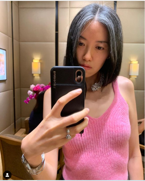 Kae Kae Qi y&ecirc;u th&iacute;ch vẻ ngo&agrave;i hiện tại của bản th&acirc;n.