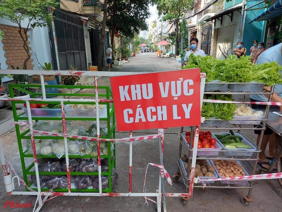 Tại quận Tân Phú, gian hàng thực phẩm 0 đồng được Hội phối hợp cùng các đơn vị thực hiện, cung cấp thực phẩm hàng ngày cho người dân khu vực cách ly phòng, chống dịch bệnh