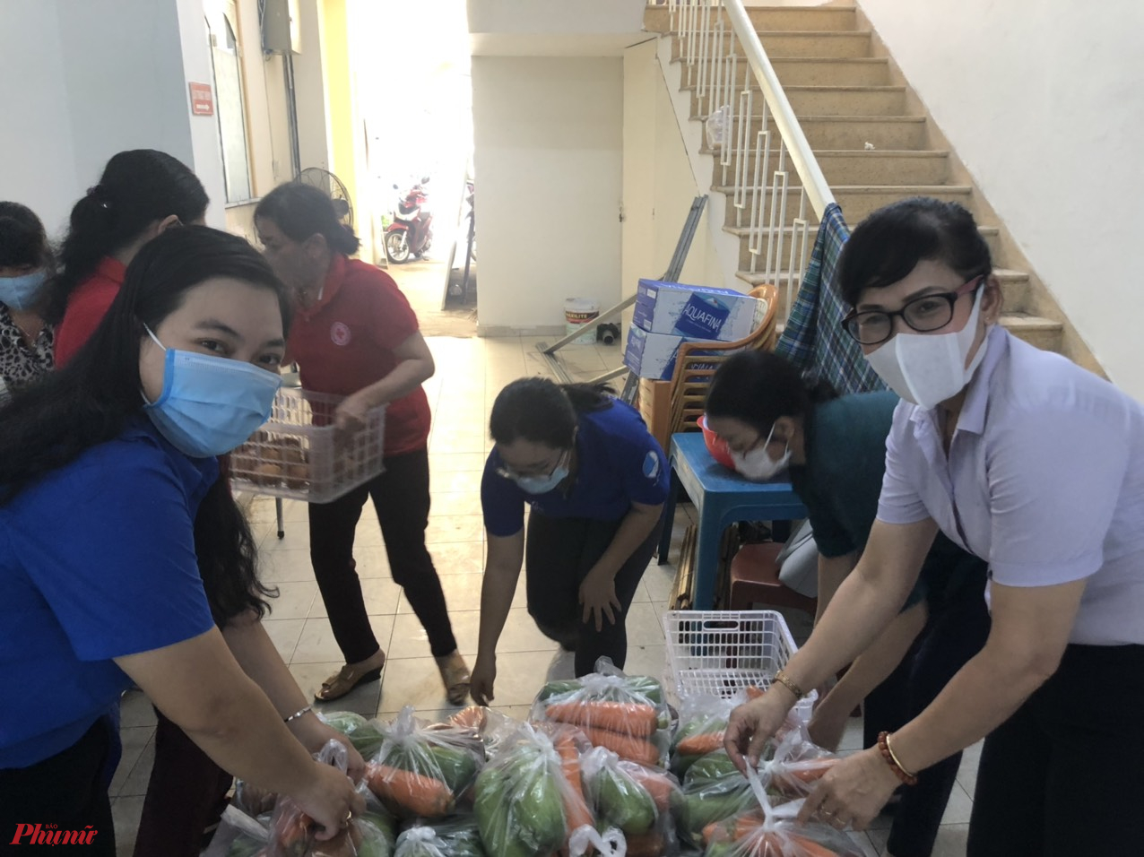 Tại quận Phú Nhuận, cán bộ Hội hàng ngày vẫn làm hậu phương, hỗ trợ lương thực thực phẩm đến người dân khó khăn để cùng chống dịch