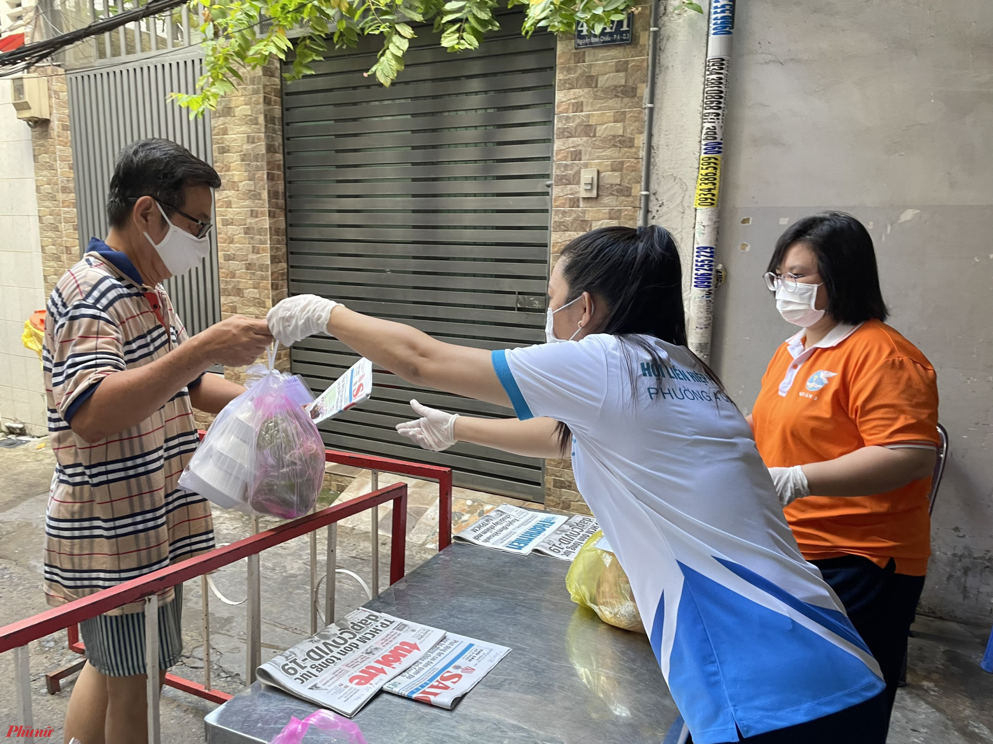 Hội LHPN quận 3 hỗ trợ người dân đang thực hiện cách ly phòng chồng dịch đi chợ