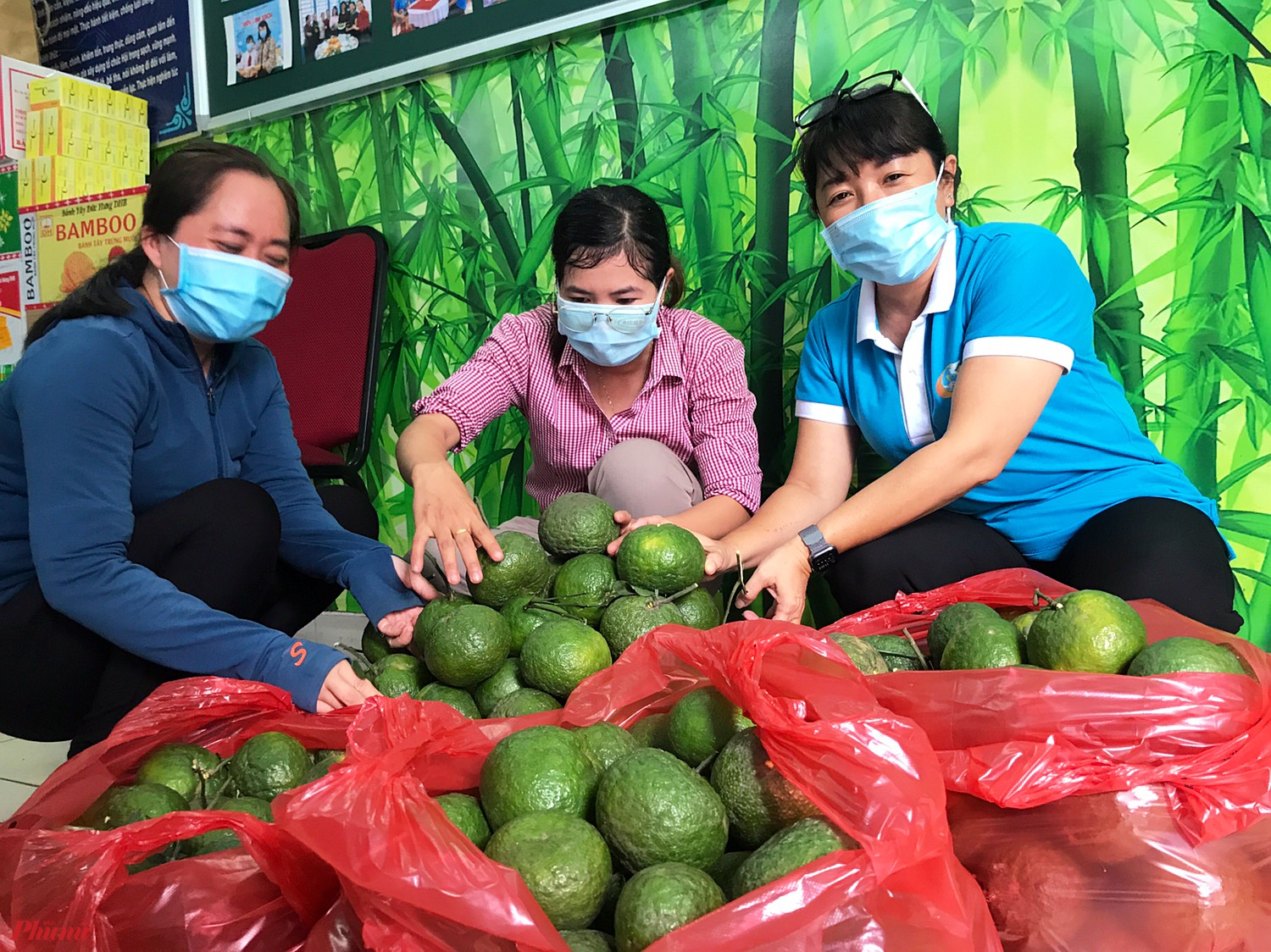 Phụ nữ quận 6 tích cực tham gia hỗ trợ các lực lượng chồng dịch