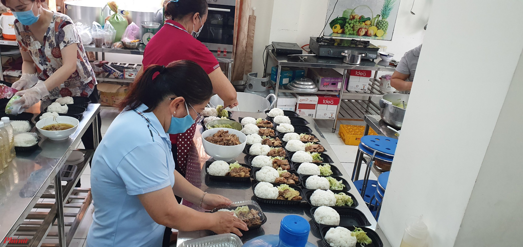 Cán bộ Hội LHPN quận Gò Vấp hàng ngày nấu hàng trăm suất ăn phục vụ cho các lực lượng đang làm nhiệm vụ tại các chốt kiềm soát, cách ly dịch bệnh