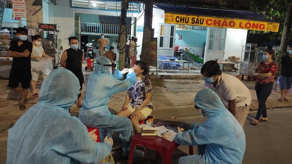 Ng&agrave;nh y tế TP. Dĩ An lấy dịch tễ của nhiều người trong khu vực bị phong toả ở phường T&acirc;n B&igrave;nh