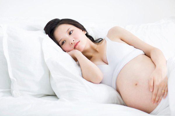 Lẽ ra, Th&acirc;n phải ở cạnh Mai lúc này đ&ecirc;̉ cùng đón con gái nhỏ - ảnh minh họa.