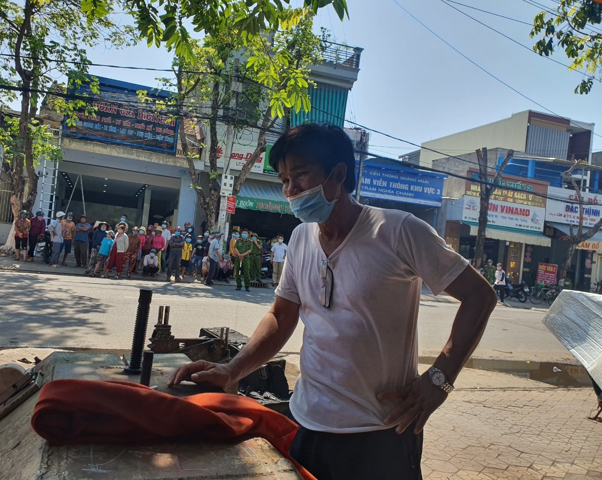 &Ocirc;ng Long nghẹn ngh&agrave;o v&igrave; bất lực kh&ocirc;ng thể cứu được gia đ&igrave;nh con g&aacute;i
