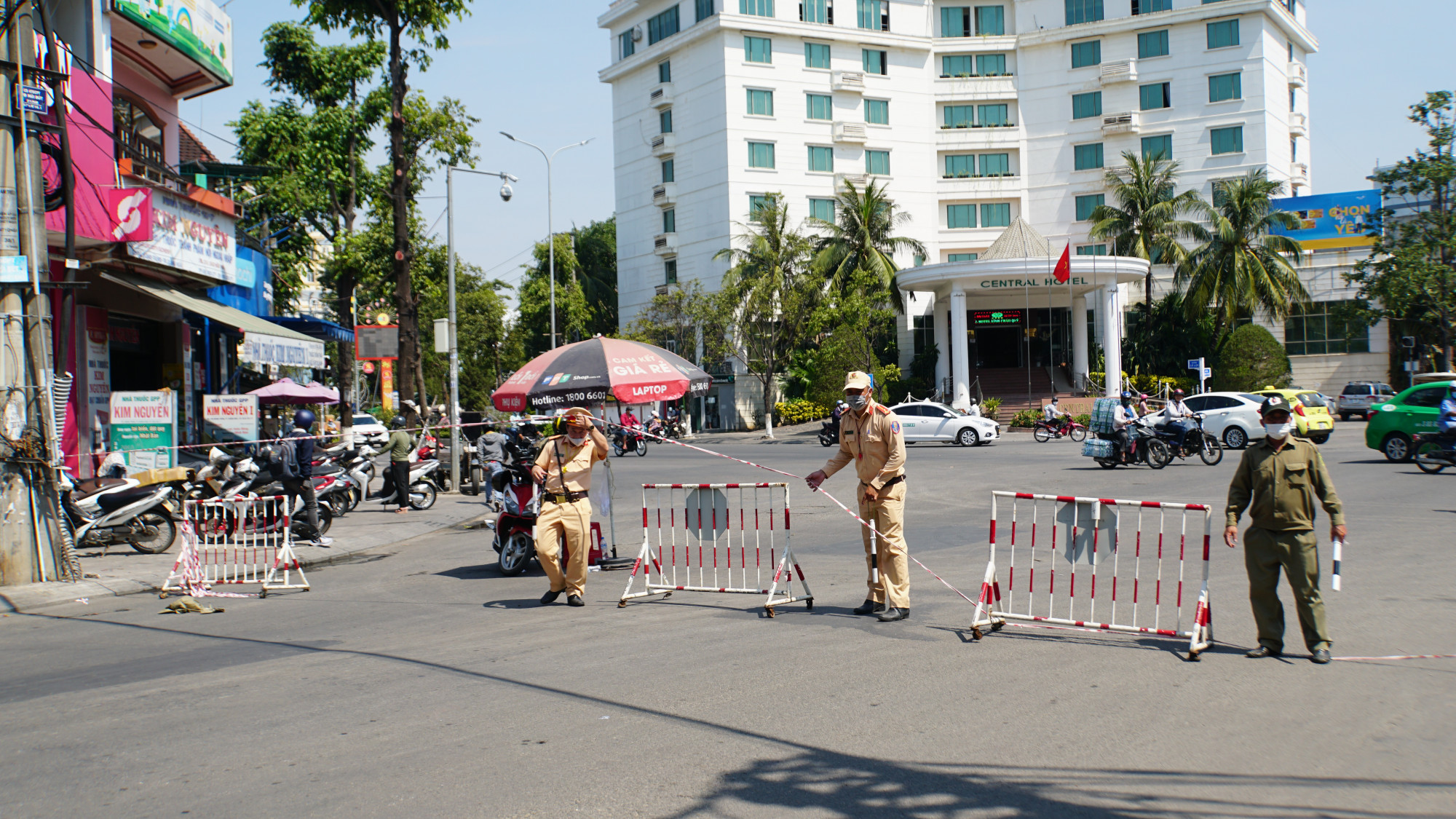 Lực lượng cảnh s&aacute;t giao th&ocirc;ng đ&atilde; phong tỏa hai đầu đoạn đường đi v&agrave;o nh&agrave; nạn nh&acirc;n để điều tra nguy&ecirc;n nh&acirc;n vụ ch&aacute;y. Tuy nhi&ecirc;n người d&acirc;n đến hiện trường theo d&otilde;i vụ việc rất đ&ocirc;ng.