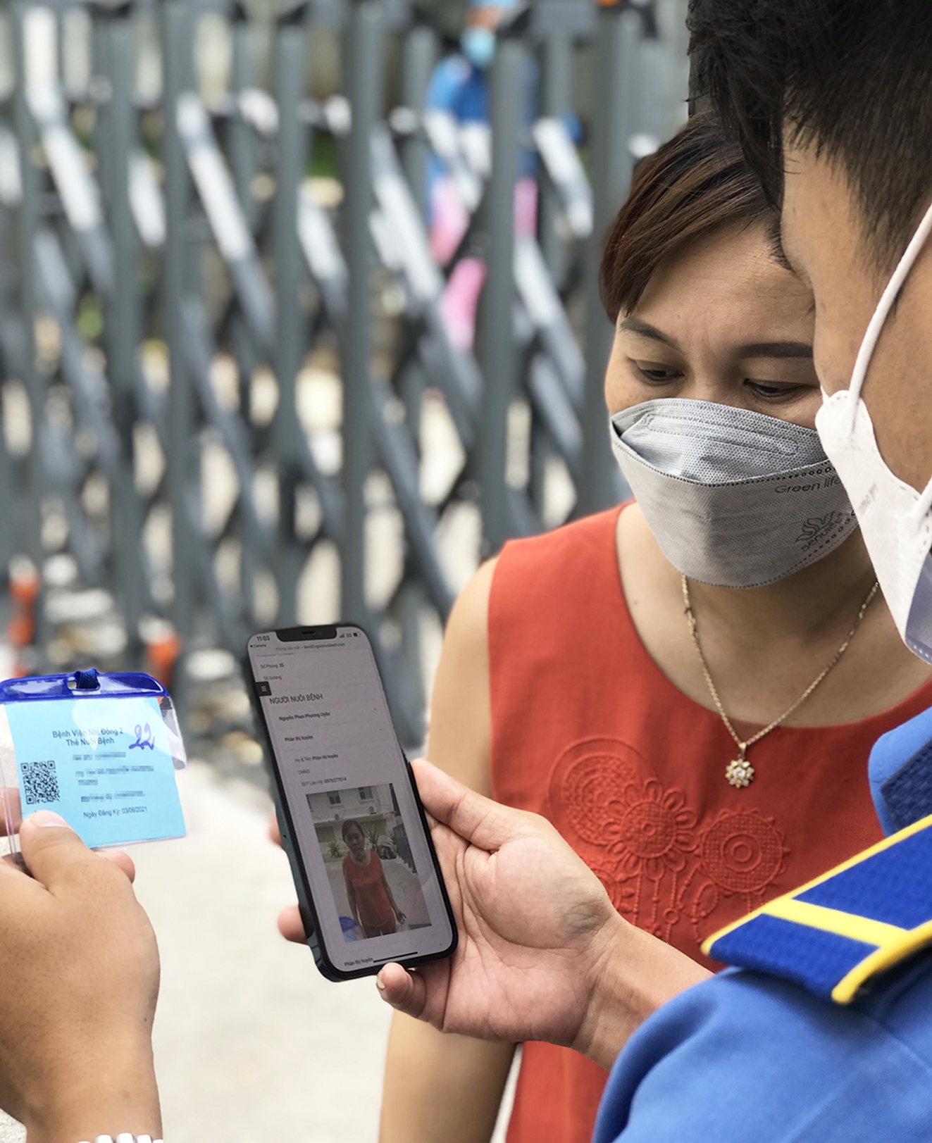 Quản l&yacute; người nu&ocirc;i bệnh bằng m&atilde; code nhận diện gương mặt tại Bệnh viện Nhi Đồng 2 ẢNH: PHẠM AN