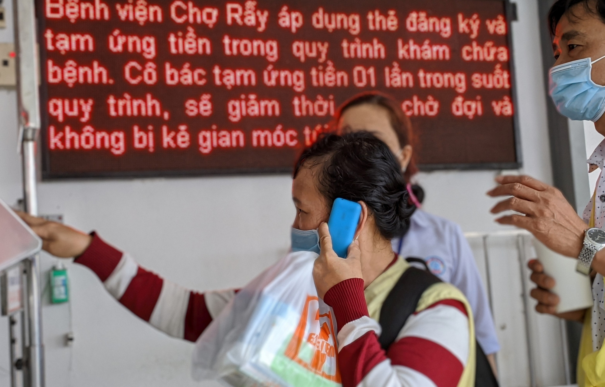 Th&acirc;n nh&acirc;n bệnh nh&acirc;n tại Bệnh viện Chợ Rẫy. Ảnh: Hiếu Nguyễn 