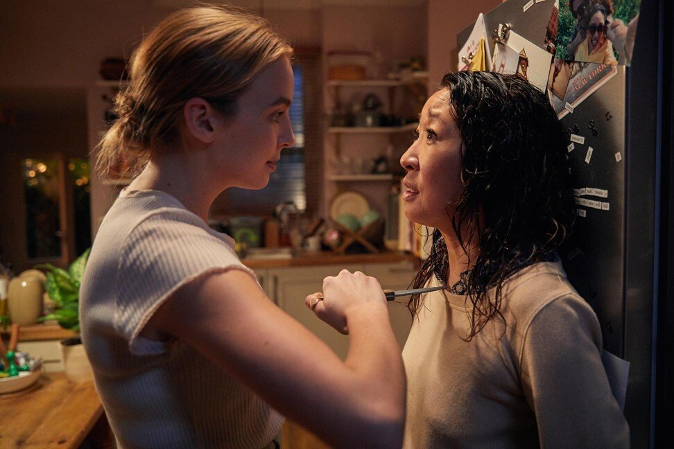 Sandra Oh (b&ecirc;n phải) trong phim Killing Eve.
